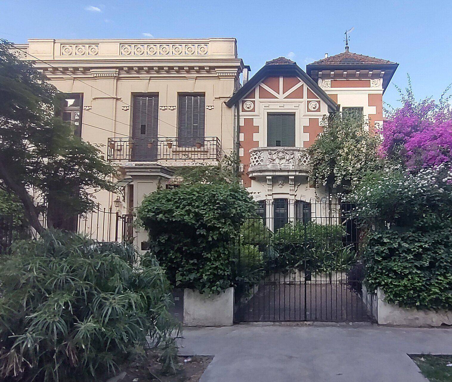 Casa de principios del siglo XX con jardín y santa rita en flor, en el límite de Villa Urquiza y Coghlan