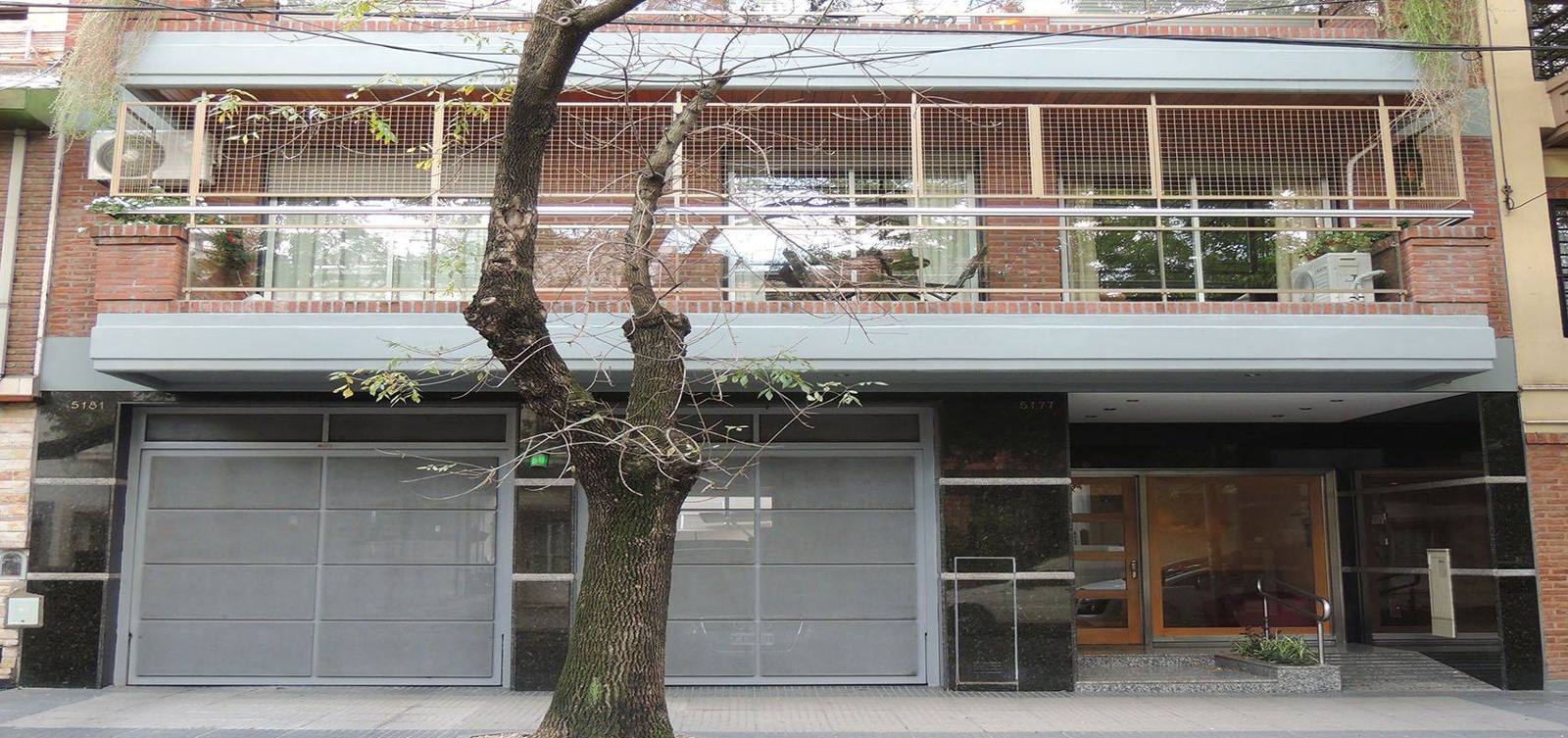 Edificio de ladrillo con balcones corridos sobre Av. Olazábal